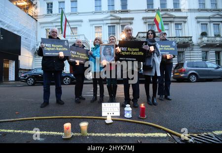 Photo du dossier datée du 16/01/17 d'une veillée à l'extérieur de l'ambassade d'Iran à Kensington, Londres, à l'intention de la mère franco-iranienne et de l'agent de charité Nazanin Zaghari-Ratcliffe, qui a été emprisonné pendant cinq ans pour avoir prétendument fomenté le renversement du gouvernement à Téhéran. Le ressortissant britannique-iranien Nazanin Zaghari-Ratcliffe a fait revenir son passeport britannique, a déclaré son député Tulip Siddiq, ajoutant qu'elle comprend qu'il y a une équipe de négociation britannique à Téhéran où elle est détenue. Date de publication : le mardi 15 mars 2022. Banque D'Images