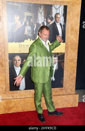 Hugh Bonneville assistant à la première de Downton Abbey qui s'est tenue au Hall Alice Tully à New York Banque D'Images