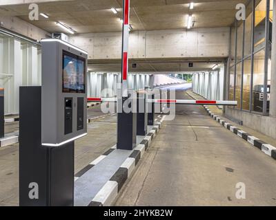 Barrière à l'entrée et à la sortie d'un garage de stationnement. Barrière entièrement automatisée depuis le parking. Parking souterrain, garage. Intérieur du parking Banque D'Images