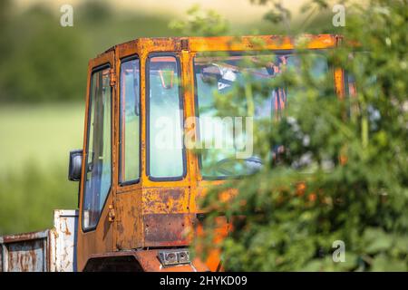 Détail cabine de camion de style soviétique en Bulgarie. Épave dans l'arrière-cour de la ferme. Banque D'Images