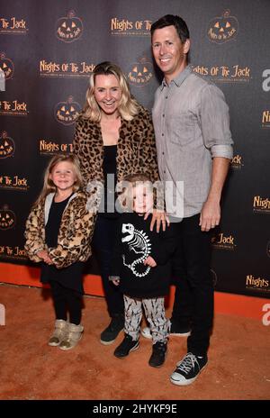 Beverley Mitchell, Hutton Michael Cameron, Kenzie Cameron et Michael Cameron arrivent au Nights of the Jack VIP Preview au King Gillette Ranch le 02 octobre 2019 à Calabasas, États-Unis. Banque D'Images