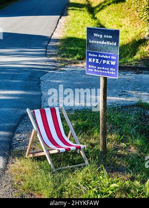 Panneau avec inscription chemin vers le champ de lavande, pas d'accès pour les voitures de véhicules à moteur, s'il vous plaît garer au rond-point, Detmold, matelchair, Nord Banque D'Images