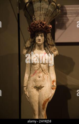 Turin, Italie - 14 août 2021 : statuette d'Isis-Aphrodite portant une couronne à plumes élevée au Musée égyptien de Turin, Italie. Banque D'Images