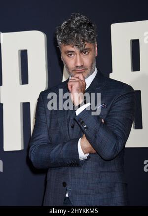 Taika Waititi arrivant à la première JoJo Rabbit de Fox Searchlight à Los Angeles, tenue au Hollywood American Legion Post 43 Banque D'Images