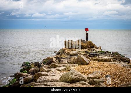 Groyne sur la côte du Dorset près de Hengistbury Head, Manche Banque D'Images