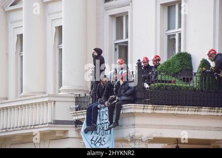 Londres, Royaume-Uni. 14th mars 2022. La police entre dans le bâtiment pour convaincre les manifestants de quitter les lieux. Des activistes ont occupé un manoir sur la place Belgrave appartenant à l'oligarque russe Oleg Deripaska, pour protester contre l'attaque en cours de la Russie contre l'Ukraine. Banque D'Images