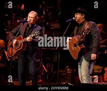 Steve Wariner et Garth Brooks assistent à la cérémonie et au concert d'induction du Temple de la renommée des musiciens 2019 qui se tiennent au Schermerhorn Symphony Center de Nashville, Tennessee. Banque D'Images