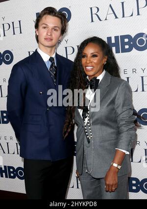 Ansel Elgort et June Ambrose lors de la première mondiale « très Ralph » d'HBO qui s'est tenue au Metropolitan Museum of Art de New York Banque D'Images