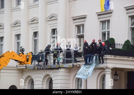 Londres, Royaume-Uni. 14th mars 2022. La police monte sur un préparateur de cerises pour convaincre les manifestants de quitter les lieux. Des activistes ont occupé un manoir sur la place Belgrave appartenant à l'oligarque russe Oleg Deripaska, pour protester contre l'attaque en cours de la Russie contre l'Ukraine. Banque D'Images