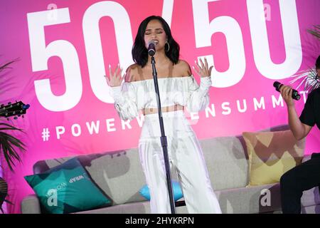 Becky G sur scène au TheWrap's Power of Women Summit à l'hôtel Fairmont Miramar le 25 octobre 2019 à Santa Monica, CA. Banque D'Images