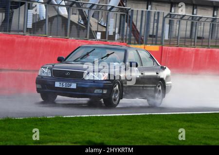 Dougal Cawley, Lexus LS400, Pomeroy Trophy, Vintage sports car Club, VSCC, circuit Grand Prix, Silverstone, Towcester, Angleterre.Silverstone Northampton Banque D'Images