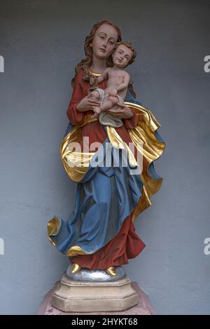 Sculpture colorée de Marie avec l'enfant Jésus, Bavière, Allemagne Banque D'Images