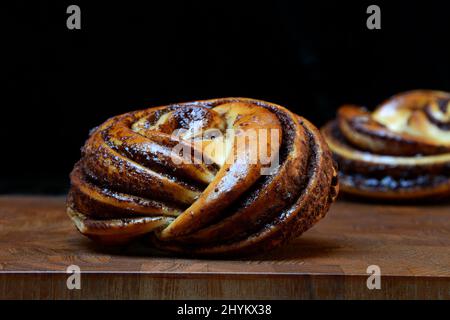 Biscuits à la cannelle, pain à la cannelle, bouton à la cannelle sur l'assiette Banque D'Images