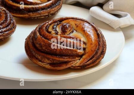 Biscuits à la cannelle, pain à la cannelle, bouton à la cannelle sur l'assiette Banque D'Images