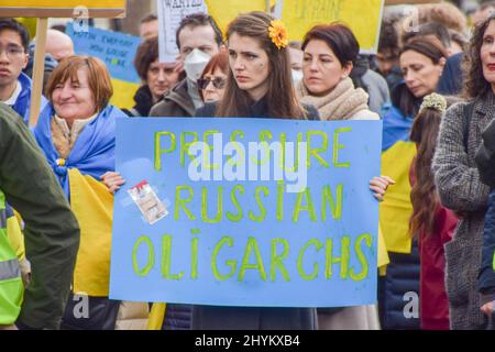 Londres, Royaume-Uni. 13th mars 2022. Un manifestant porte un panneau « pression sur les oligarques russes ». Des manifestants se sont rassemblés devant Downing Street pour soutenir l'Ukraine tandis que la Russie poursuit son attaque. Banque D'Images