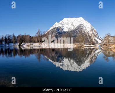 Mont Grimming reflété dans le lac en hiver, Trautenfels près de Liezen, Styrie, Autriche Banque D'Images