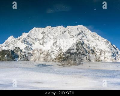 Mont Grimming reflété dans le lac en hiver, Trautenfels près de Liezen, Styrie, Autriche Banque D'Images