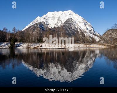 Mont Grimming reflété dans le lac en hiver, Trautenfels près de Liezen, Styrie, Autriche Banque D'Images