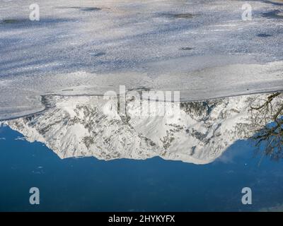 Mont Grimming reflété dans le lac en hiver, Trautenfels près de Liezen, Styrie, Autriche Banque D'Images