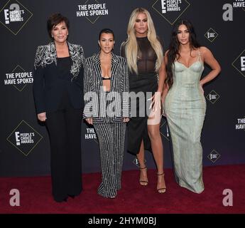 Kris Jenner, Kourtney Kardashian, Khloe Kardashian et Kim Kardashian au 2019 E! Le People's Choice Awards a eu lieu au Barker Hanger le 10 novembre 2019 à Santa Monica, en Californie. Banque D'Images