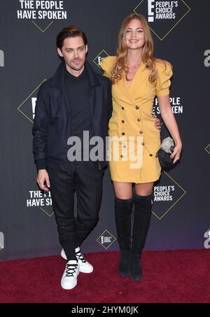 Tom Payne et Jennifer Akerman au 2019 E! Le People's Choice Awards a eu lieu au Barker Hanger le 10 novembre 2019 à Santa Monica, en Californie. Banque D'Images