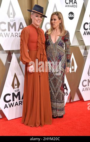 Pink et Sheryl Crow arrivent aux CMA Awards 53rd qui se sont déroulés à Bridgestone Arena le 13 novembre 2019 à Nashville, États-Unis. Banque D'Images