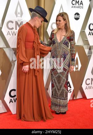 Pink et Sheryl Crow arrivent aux CMA Awards 53rd qui se sont déroulés à Bridgestone Arena le 13 novembre 2019 à Nashville, TN. Banque D'Images