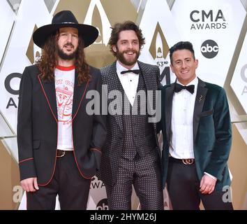 Jesse Frasure, Thomas Rhett et Julian Bunetta arrivent aux CMA Awards 53rd qui se sont déroulés à Bridgestone Arena le 13 novembre 2019 à Nashville, aux États-Unis. Banque D'Images