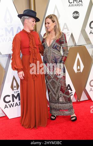 Sheryl Crow et Pink aux prix annuels 53rd de la Country Music Association, organisés par Carrie Underwood et Dolly Parton et Reba McEntyre, qui ont eu lieu au Bridgestone Arena le 13 novembre 2019 à Nashville, TN. Banque D'Images
