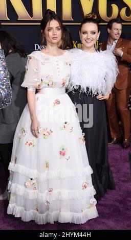 Ana de Armas et Katherine Langford à la première « Knives Out » de Los Angeles qui s'est tenue au Regency Village Theatre le 14 novembre 2019 à Westwood, Los Angeles. Banque D'Images