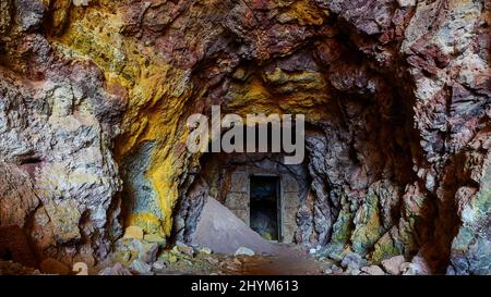 Entrée d'une mine de soufre abandonnée, roche de soufre jaune, Paralia Thiorichia, île de Milos, Cyclades, Grèce Banque D'Images