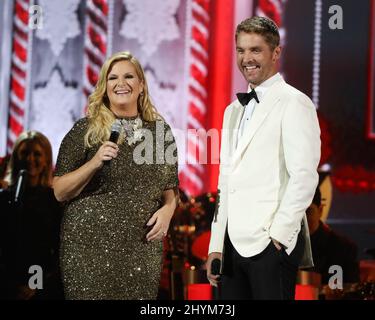 Trisha Yearwood et Brett Young à l'édition 10th de l'édition annuelle de la CMA Country, organisée par Trisha Yearwood et tenue au centre de trottoir le 25 septembre 2019 à Nashville, TN. Diffusion en direct le 3 décembre 2019. Banque D'Images