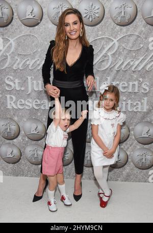 Elizabeth Chambers, Harper Hammer et Ford Hammer arrivent au Brooks Brothers Holiday Celebration pour honorer St. Jude Banque D'Images