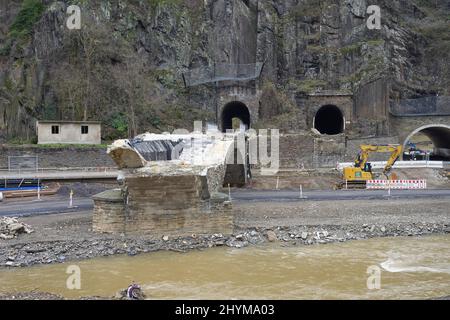 Catastrophe d'inondation, le pont ferroviaire d'Altenahr a été détruit par l'inondation. Altenahr, Rhénanie-Palatinat, Allemagne Banque D'Images