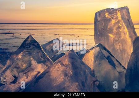 Coucher de soleil sur le lac Baikal gelé Banque D'Images