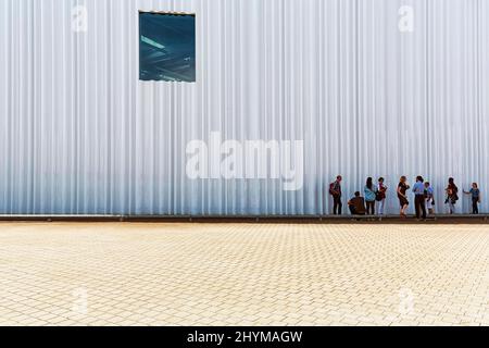 Façade moderne en verre acrylique ondulé, salle DE production SANAA avec groupe de visiteurs, architectes Kazuyo Sejima et Ryue Nishizawa, Vitra Banque D'Images