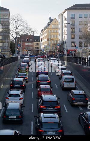 Rue avec des voitures debout, embouteillage dans le centre-ville, la vieille ville de Düsseldorf, Duesseldorf, Rhénanie-du-Nord-Westphalie, Allemagne Banque D'Images