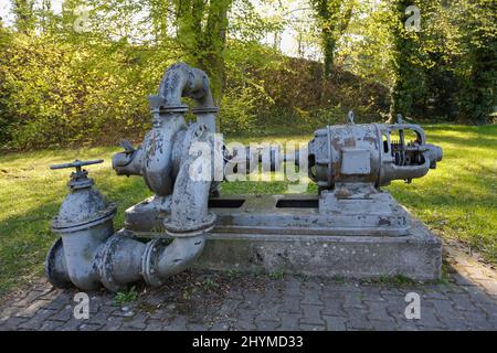 Ancienne pompe à eau à la tour d'eau de Kollmanspark, point de repère de la ville de Neu-Ulm, Bavière, Allemagne Banque D'Images