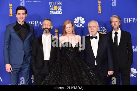 Nicholas Braun, Jeremy Strong, Sarah Snook, Brian Cox et Alan Ruck dans la salle de presse des Golden Globe Awards 2020 à l'hôtel Beverly Hilton Banque D'Images