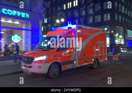 Ambulance de la brigade des pompiers de Berlin, Friedrichstrasse, Mitte, Berlin, Allemagne Banque D'Images