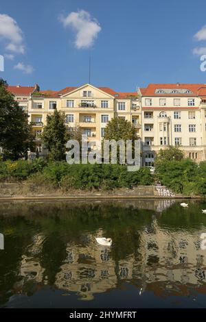 Vieux bâtiments, Paul-Lincke-Ufer, Landwehrkanal, Kreuzberg, Berlin,Allemagne Banque D'Images