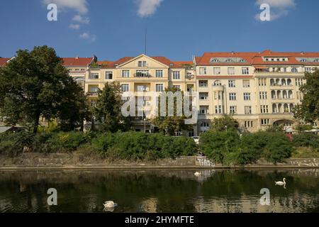 Vieux bâtiments, Paul-Lincke-Ufer, Landwehrkanal, Kreuzberg, Berlin,Allemagne Banque D'Images