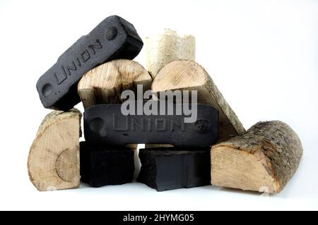 briquettes de charbon et briquettes de bois, coupure Banque D'Images