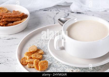 Soupe de purée de champignons servie avec des croûtons. Soupe savoureuse. Banque D'Images