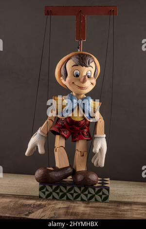 Gros plan de la marionnette Pinocchio sur une scène en bois Banque D'Images