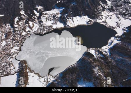 lac Schliersee avec l'île de Woerth en hiver, partiellement gelé, vue aérienne, 09.02.2022, Allemagne, Bavière, Oberbayern, haute-Bavière, Schliersee Banque D'Images