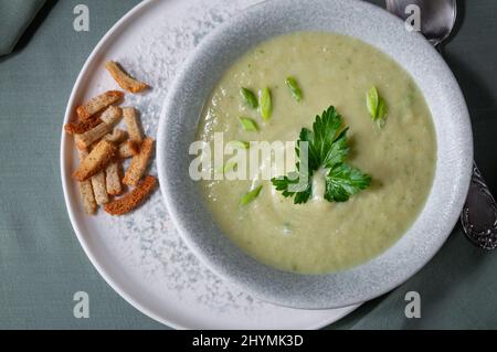 Soupe de purée servie avec des croûtons. Soupe savoureuse. Banque D'Images