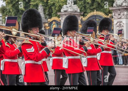 Coldstream Guards band jouant à la relève de la garde, Buckingham Palace, Londres, Angleterre, Royaume-Uni Banque D'Images