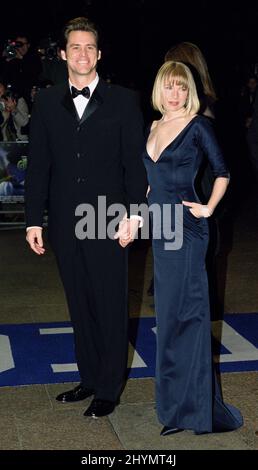 JIM CARREY ET RENEE ZELLWEGER ASSISTENT À LA PREMIÈRE ROYALE « THE GRINCH » À LONDRES. IMAGE : PRESSE BRITANNIQUE Banque D'Images