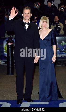 JIM CARREY ET RENEE ZELLWEGER ASSISTENT À LA PREMIÈRE ROYALE « THE GRINCH » À LONDRES. IMAGE : PRESSE BRITANNIQUE Banque D'Images